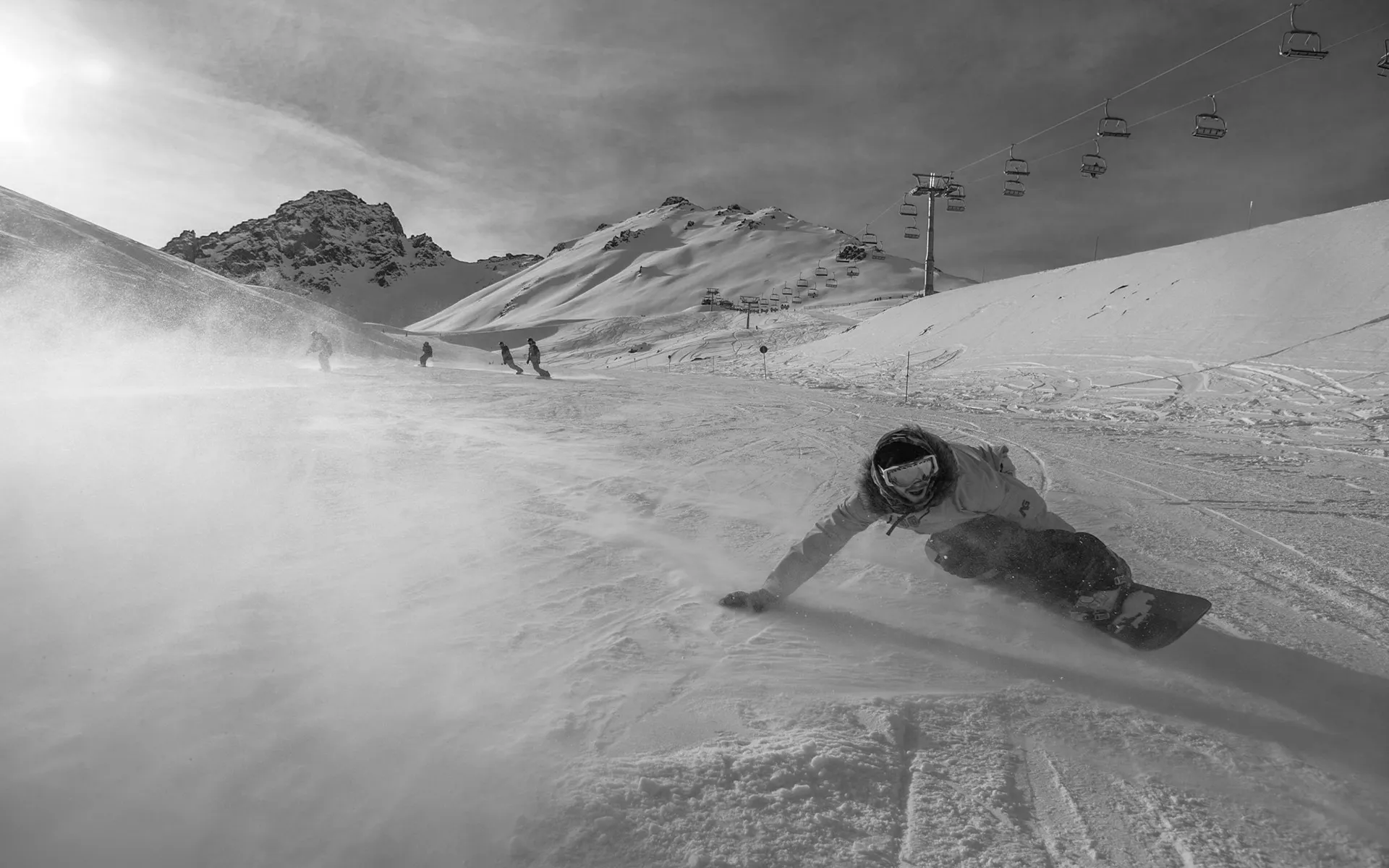 Andy Williamがスキー場のコースをスピードを出してカービングしながら滑っている写真