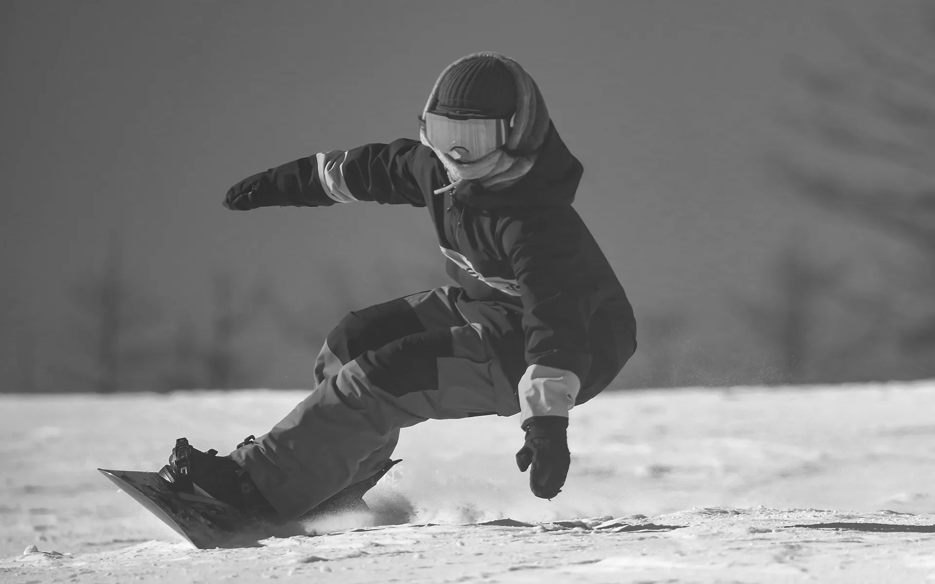 和田香織がスキー場のコースでバックサイドターンをしながら滑っている写真